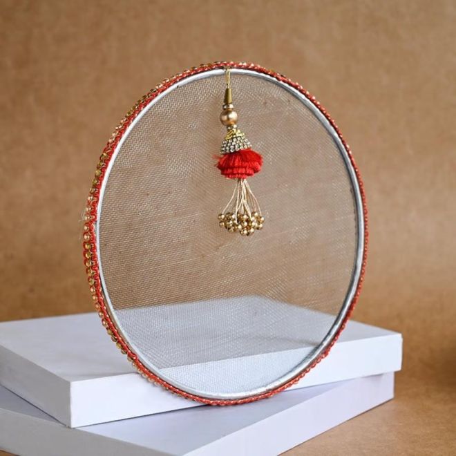 Karwa Chauth Chalni mit hängendem Medaillon (Chandni-Sieb)