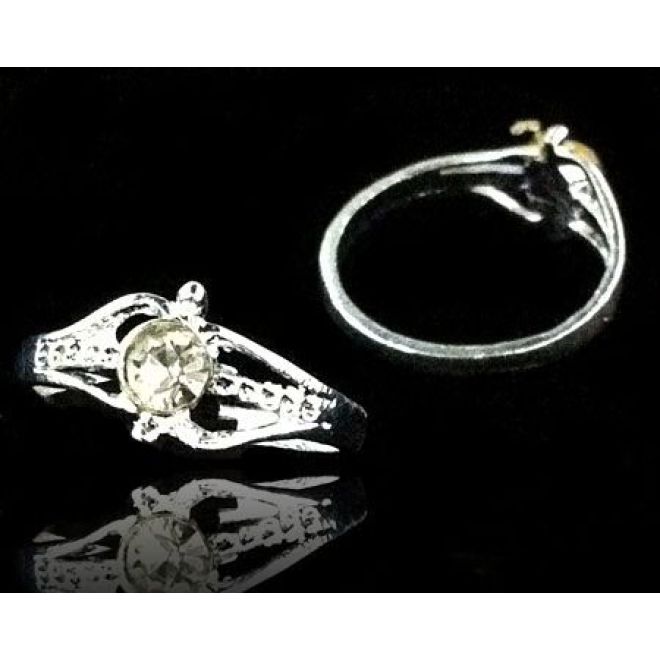 Beautiful Ring with Rhinestones - Diameter 1,5 cm