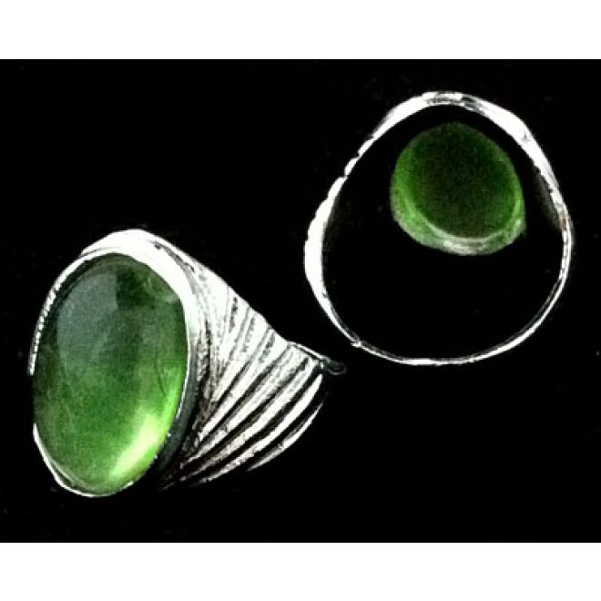 Schöner Ring Verziert mit Hellgrünem Stein - Durchmesser 2 cm